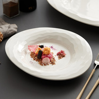 Assiette à dessert irrégulière en céramique blanche, motif uni, forme spéciale, sous glaçure, style occidental, compatible micro-ondes, pour hôtel et usage domestique