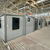Maison conteneur préfabriquée 40 pieds villa rangée avec terrasse toit avec salle de bain