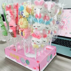 Sucette en guimauve en forme de renne à thème de Noël avec chapeau et écharpe de Père Noël pour dessert de fête et cadeau pour enfants - Product Image 5