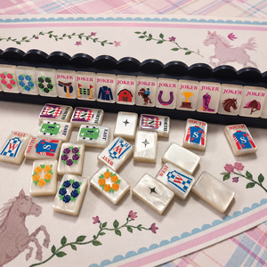 Ensemble de Mahjong américain de luxe blanc nacré 160 pièces en acrylique, motif floral Derby Rose Joker, jeu de Mahjong - Product Image 4