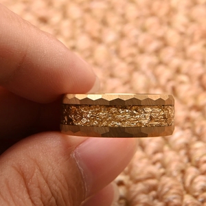 メンズ8mm 14Kイエローゴールドタングステンリング 高級金箔象嵌メンズリング ハンマードタングステンファッショナブルリング ギフトやパーティーに - Product Image 3