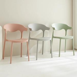 Chaise de bureau Yihang Shangpin avec dossier en corne, populaire sur <span class=keywords><strong>internet</strong></span>, tabouret de bureau, chaise de salle à manger en plastique simple et épaissie, style nordique, non pliable - Product Image 3