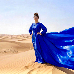 Vestido de satén azul real con cola larga para sesiones fotográficas en el desierto, vestido de satén con cola larga para sesiones pre-boda en destinos, vestido maxi azul. - Product Image 1