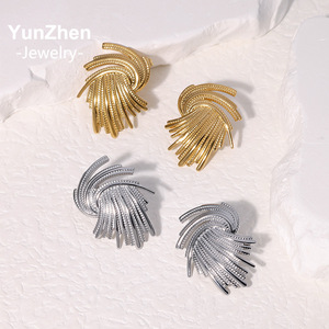 Boucles d'oreilles clous de <span class=keywords><strong>luxe</strong></span> vintage d'<span class=keywords><strong>occasion</strong></span> en acier inoxydable, résistantes à l'eau et inaltérables, au design irrégulier et tressé, en titane haut de gamme - Product Image 2