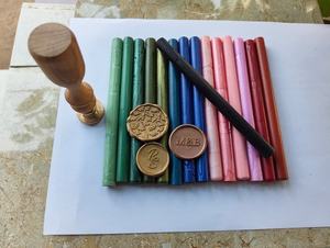 Timbres à cire à cacheter en papier avec manche en bois et barres de cire colorées pour invitations, marquage, artisanat - Motif croisé fait main - Product Image 5