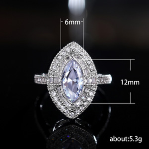 Anello di fidanzamento da donna F702 in oro bianco con diamante taglio marquise e pietre laterali naturali colore D - Product Image 5