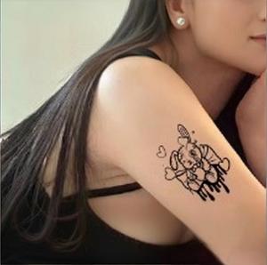 Autocollants de <span class=keywords><strong>tatouage</strong></span> corporels imperméables semi-permanents jetables à la mode anti-transpiration Caractéristique temporaire de jus de plantes pour hommes et femmes - Product Image 3