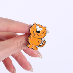 Broches en émail de chat jaune de dessin animé, chat mignon aux yeux en forme de cœur, sourire, broche de revers, vente en gros - Product Image 4