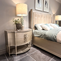 Lit en bois massif sur mesure de luxe avec tête de lit haute, revêtement en cuir de crocodile véritable, mobilier de chambre vintage unique, style manoir