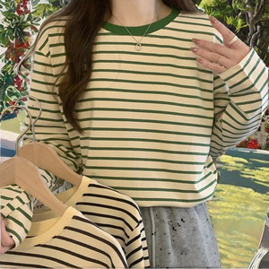 Nouveau T-shirt Basique Femme Décontracté Ample Amincissant Polyvalent Tricoté Anti-boulochage à Rayures Noires et Blanches Col Fin Long Printemps Précoce - Product Image 2