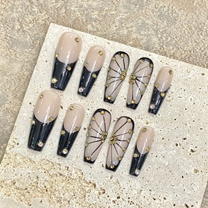 Nouveau produit lancé, café au lait caramel avec des couleurs contrastées, lignes scintillantes et brillantes, ongles luxueux faits à la main - Product Image 4