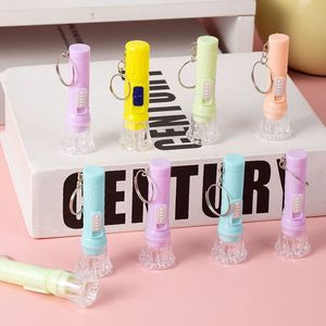 Mini linterna LED de colores macaron, juguete de plástico, regalo para niños, unisex - Product Image 3