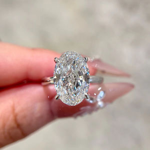 ICEWALD Luxuriöser 18K Massivgold Ehering mit 6 Karat Ovalschliff Labor-Diamant, IGI-Zertifiziert, Stilvoller Damenring in Farbe D - Product Image 3