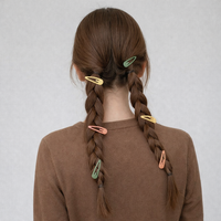 Filles Couleur Unie Simple Petit Snap Clips Casual Alliage Personnalisé En Gros Stock Épingles À Cheveux Accessoires Carton