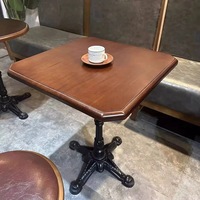 Ensemble table et chaises de style industriel vintage en bois pour café, restaurant, mobilier commercial rétro pour café, bistrot