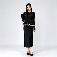 Ensemble plissé de luxe à expédition rapide, chemisier et jupe peplum sophistiqués, tenue élégante pour les occasions sociales, idéal pour les boutiques.