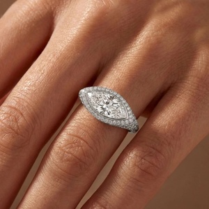 Bague en or 9k, 14k, 18k avec diamant taille marquise serti clos et halo, style Est-Ouest - Product Image 2