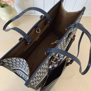 Sac fourre-tout à motif géométrique en PU de haute qualité. La fermeture est scellée avec des crochets. La doublure intérieure est en polyester. - Product Image 2