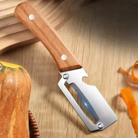 Multifunctionele handmatige metalen groenteschiller met roestvrijstalen mes voor gebruik in de keuken, geschikt voor aardappelen, fruit, groenten en wintermeloen.