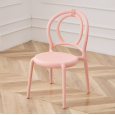 Chaise pour enfants moderne et mignonne avec dossier en forme de nœud |   Chaise en plastique moulée d'une seule pièce pour enfants |   Chaise empilable pour repas et jeux
