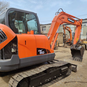 Excavadora de orugas hidráulica Doosan DX60 usada, buen estado, motor Yanmar, 6 toneladas, peso operativo, caja de cambios, bomba, núcleo de rodamiento - Product Image 1