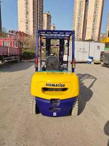 Carretilla elevadora diésel 4WD Komatsu de 3 toneladas usada Original japonesa resistente y duradera con mástil de dos etapas a la venta con rendimiento estable - Product Image 5