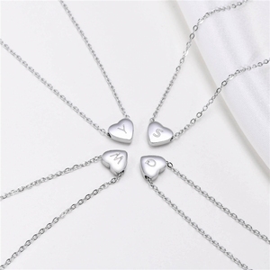 Collier personnalisé avec pendentif en forme de cœur en acier inoxydable plaqué or, avec initiale - Product Image 3