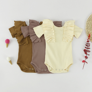 Vente en gros Nouveauté Été Combinaisons bébé à manches courtes côtelées à volants couleur naturelle - Product Image 1