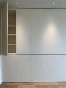 Armoire <span class=keywords><strong>de</strong></span> chambre à coucher pliable pleine hauteur haut <span class=keywords><strong>de</strong></span> gamme |   Armoire moderne beige à portes affleurantes avec zones <span class=keywords><strong>de</strong></span> rangement suspendues intégrées, haut <span class=keywords><strong>de</strong></span> gamme pour la maison - Product Image 2