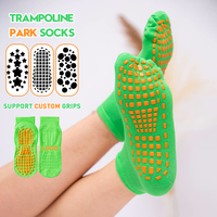 Échantillon gratuit de chaussettes de trampoline à prise personnalisée Chaussettes de saut antidérapantes pour aire de jeux intérieure Chaussettes de parc de trampoline antidérapantes pour maison de rebond