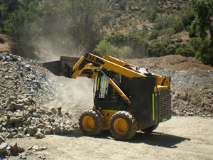 China 3,5 ton wiel mini kleine compacte skid steer track loader dieselmotor cilinder rups goede prijs graafmachine bak - Product Image 5