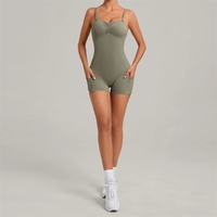 Combinaison de sport pour femme, style short, à bretelles halter, effet push-up fessier, froncée, coupe ajustée, respirante et anti-transpiration