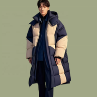 Veste longue matelassée pour homme en duvet de canard blanc 90 %, personnalisable OEM/ODM, avec capuche, coupe oversize, poches à rabat avec cordon de serrage, idéale pour l'hiver et les loisirs.