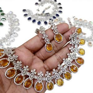 Parure de bijoux de mariée élégante plaquée argent avec collier et boucles d'oreilles chandelier en strass jaunes pour occasions spéciales - Product Image 1