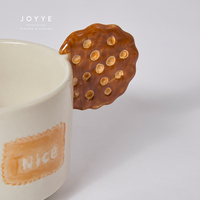 JOYYE Design original, tasse à café/thé/eau en céramique peinte à la main sur le thème de la pâtisserie, avec poignée mignonne en forme de biscuit, pour boissons chaudes et froides