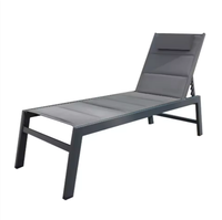 Chaise longue pliante moderne d'extérieur en aluminium avec coussins rembourrés inclinables pour jardin, hôtel, plage, piscine, salon