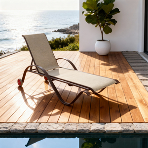 Chaise longue en maille beige avec roues et accoudoirs incurvés, inclinable à cadre métallique pour terrasse arrière-cour, relaxation côtière. - Product Image 2