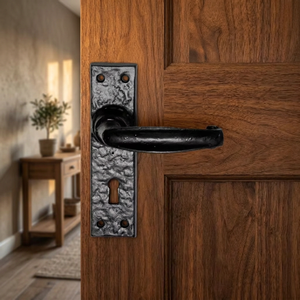 Manija de Puerta de Hierro Resistente Moderna Más Vendida con Placa Texturizada para Puerta de Entrada de Dormitorio, Orientación Ambidiestra, Fácil Instalación - Product Image 3