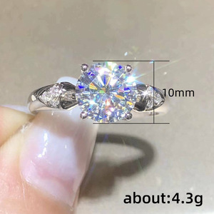 Anello di Fidanzamento F1400 in Oro Bianco con Diamante Taglio Brillante Rotondo Colore D Naturale e Diamanti Laterali per Donna - Product Image 5