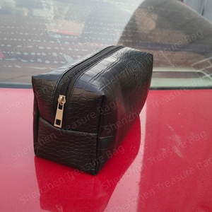 Bolsa de <span class=keywords><strong>Maquillaje</strong></span> de PU con Diseño de Cocodrilo Personalizada - Organizador de Cosméticos de Alta Gama, Resistente al Agua y Estructurado <span class=keywords><strong>para</strong></span> Productos de Cuidado de la Piel y Artículos de Aseo - Product Image 2