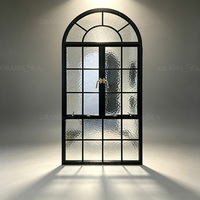 Fenêtre à battant en aluminium sur mesure à arche, avec grille décorative, verre texturé, poignée en laiton antique, style vintage pour maison de campagne résidentielle