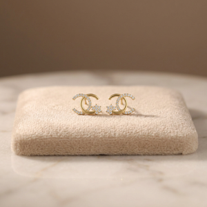 Boucles d'oreilles clous Aarinya en or 14 carats avec diamants de laboratoire pavés en arc entrelacé, motif floral circulaire, bijoux minimalistes pour soirée - Product Image 2