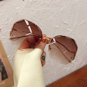 Exquisite Elegant <b>Gradient</b> Color UV400 Protection Full Rim Metal Frame Cut Edge Fashion for <b>Sunglasses</b> 2025 for Women - Product Image 4