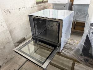 فرن كهربائي تجاري كامل الحجم عالي التحمل من OUTE بقوة 2600 واط، مصنوع من الفولاذ المقاوم للصدأ مع 4 أرفف وخاصية البخار وحماية من الحرارة الزائدة للمخابز - Product Image 3