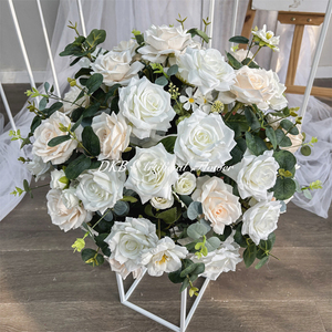 Boule de fleurs artificielle réaliste en soie, faite à la main, moderne, rouge et blanche, pour centre de table de mariage - Product Image 4