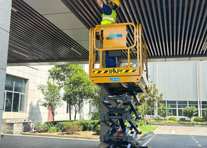 Plateforme élévatrice à ciseaux électrique rapide 10m XG1012AC avec moteur AC pour entrepôt et travaux en hauteur - Product Image 2