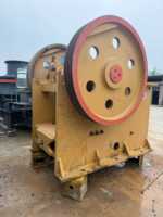Concasseur à mâchoires minier HONGSHENG d'occasion PE600*900, machine de concassage primaire avec moteur AC, capacité max. 300 t/h, roulement et boîte de vitesses