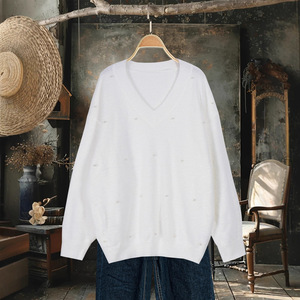 Suéter Feminino de Cor <span class=keywords><strong>S</strong></span>ólida com Decote em V e Aplicações de Pérolas para Outono e Inverno - Product Image 3