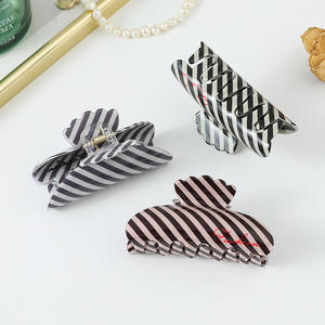 กิ๊บติดผมพลาสติก PVC ลายหัวใจแบบเกาหลี ขายส่ง กิ๊บหนีบผมพลาสติก PVC สีสันสดใสสำหรับเด็กผู้หญิง - Product Image 3