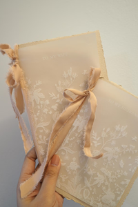 Ensemble de cartes de vœux de mariage personnalisées en vélin à motifs floraux vintage, pour lui et pour elle, avec un livre de vœux assorti en papier fait main à bords festonnés et ruban de soie à franges - Product Image 4